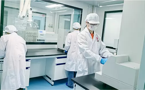 Работа группы в лаборатории в чистых помещениях
